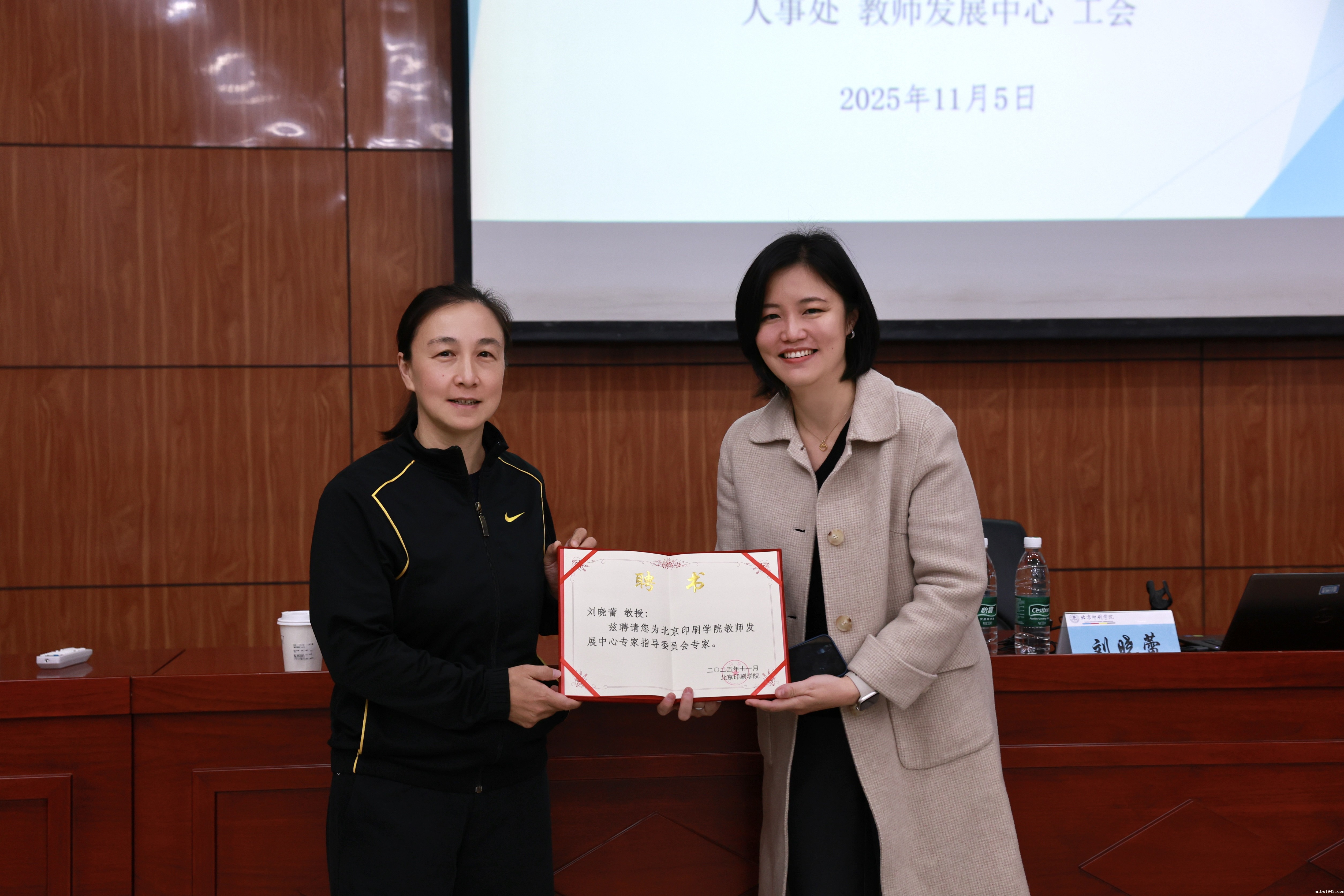 教师发展中心开展“名师名家工作坊： 八段锦与大众健康”强身健体活动